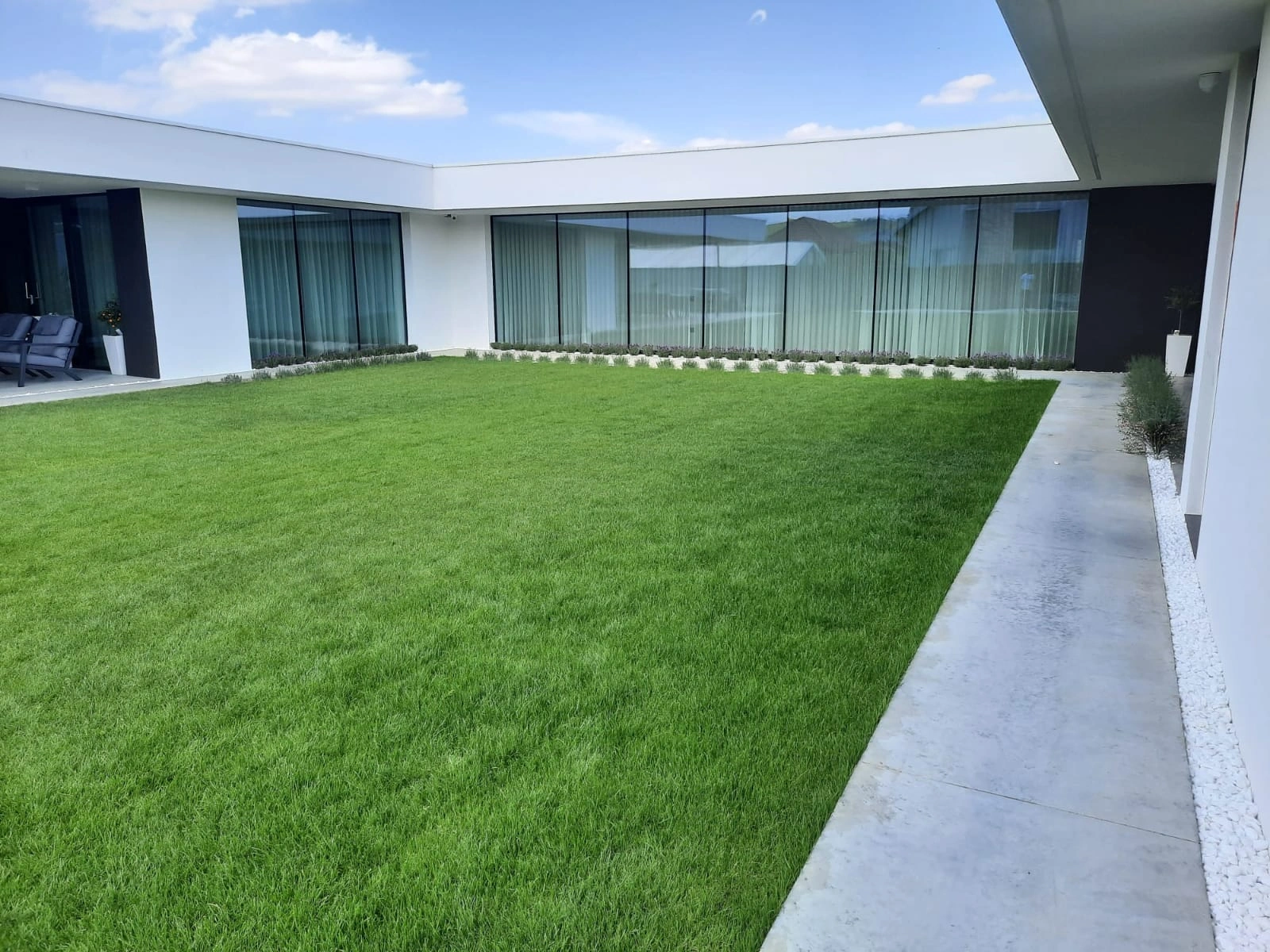 Amenajare si intretinere periodica alei, gazon natural, plante ornamentale de exterior in Suceava si imprejurimi